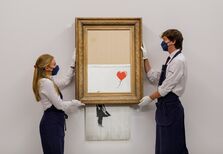 Recorda-se da obra de Banksy que se autodestruiu? Foi vendida por mais de 20 milhões de euros