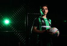 Quem é Josh Cavallo? O primeiro futebolista no ativo a revelar que é gay