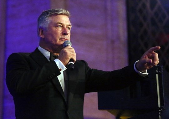 Alec Baldwin mata acidentalmente diretora de fotografia durante gravação de filme