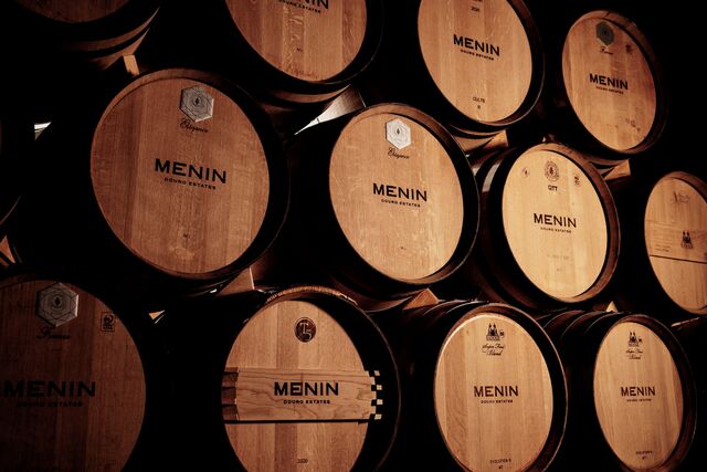 Barricas de vinho da Menin Douro Estates.