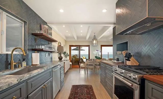 "A cozinha está equipada com aparelhos de aço inoxidável, cabines cinzentas e bancadas em mármore” como refere Katie Bentzen, corretora da Coldwell Banker.