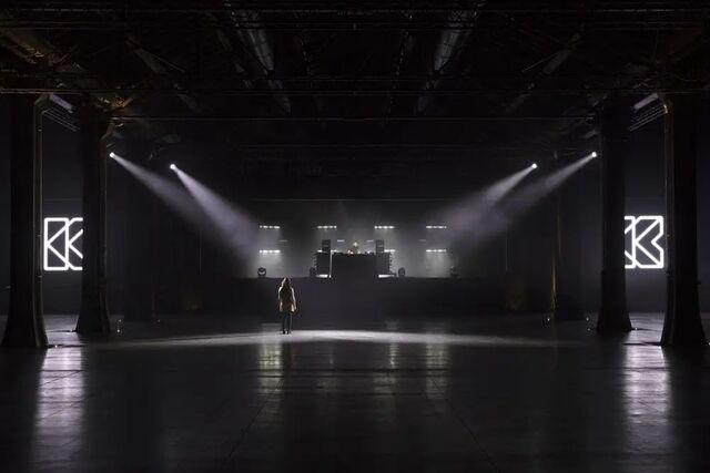 Performance “K Club”, de Ari Benjamin Meyers com Violet e Dj Tennis.