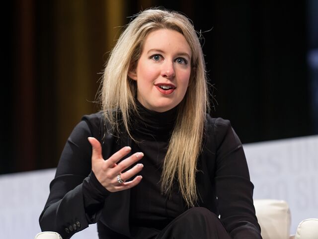 Elizabeth Holmes fundadora e CEO da Theranos, agora envolvida num complexo processo judicial