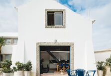 CROWNSHY AT OUTPOST. A exposição de arte coletiva com 30 artistas portugueses