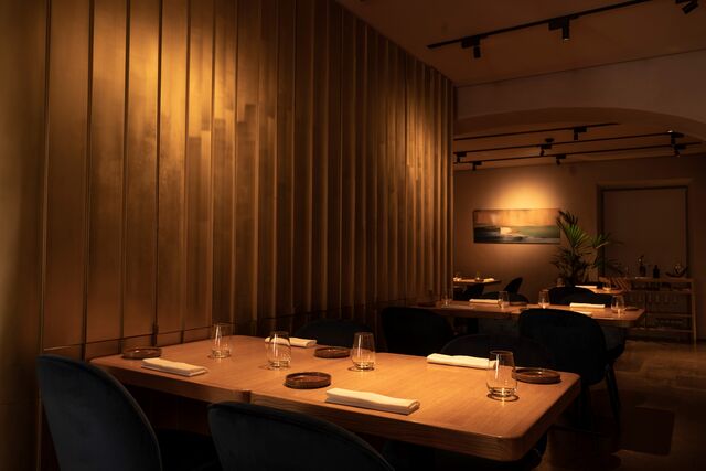 Apesar da localização privilegiada, o restaurante mantém-se discreto e com uma decoração intimista