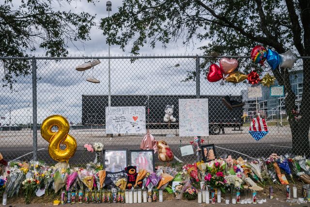 Memorial em homenagem às vítimas que morreram no festival Astroworld, Houston, Texas