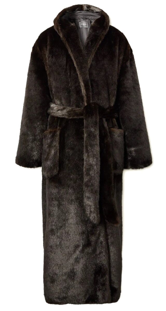 Casaco em pelo falso, €2690, Balenciaga