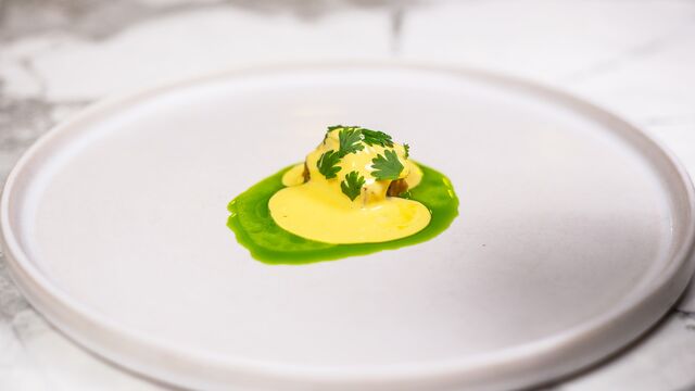 Pezinhos de coentrada com berbigão e molho holandês. Um prato guloso, que é também dos mais pedidos
