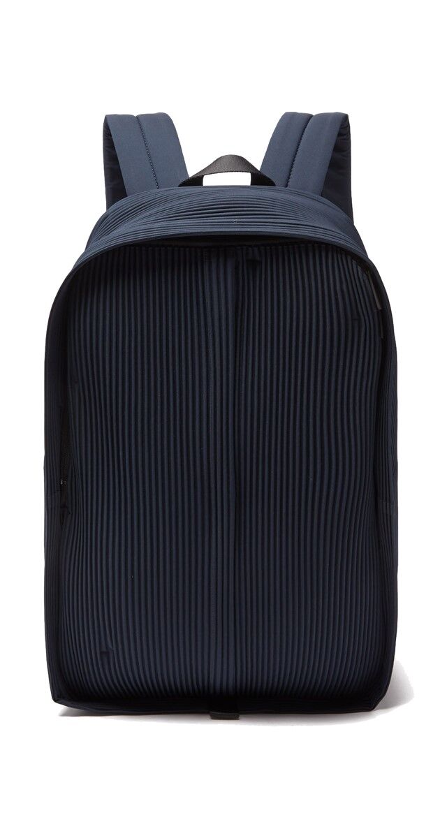 Mochila em tela plissada, € 609,75 (antes € 813) Homme Plissé Issey Miyake na MatchesFashion.com