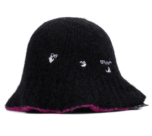 Chapéu em lã de alpaca e mohair, € 180 (antes € 300), Off-White no MyTheresa.com