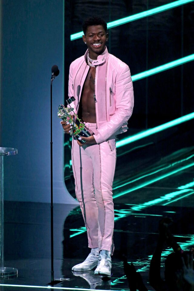 Lil Nas X a receber o prémio MTV de Video do Ano com a musica Montero (Call Me by Your Name), 12 de Setembro
