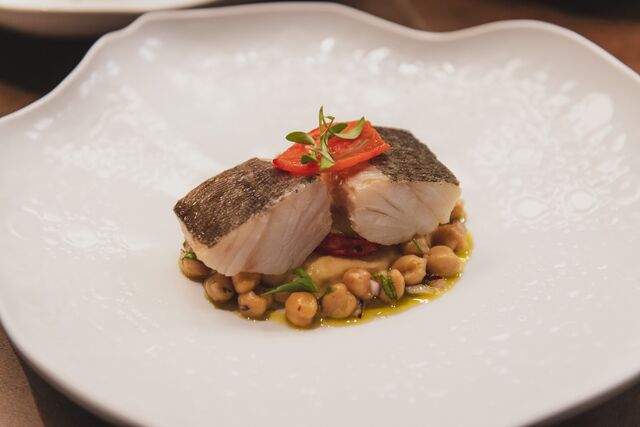 Lombo de Bacalhau Confitado com puré de grão e tomate seco