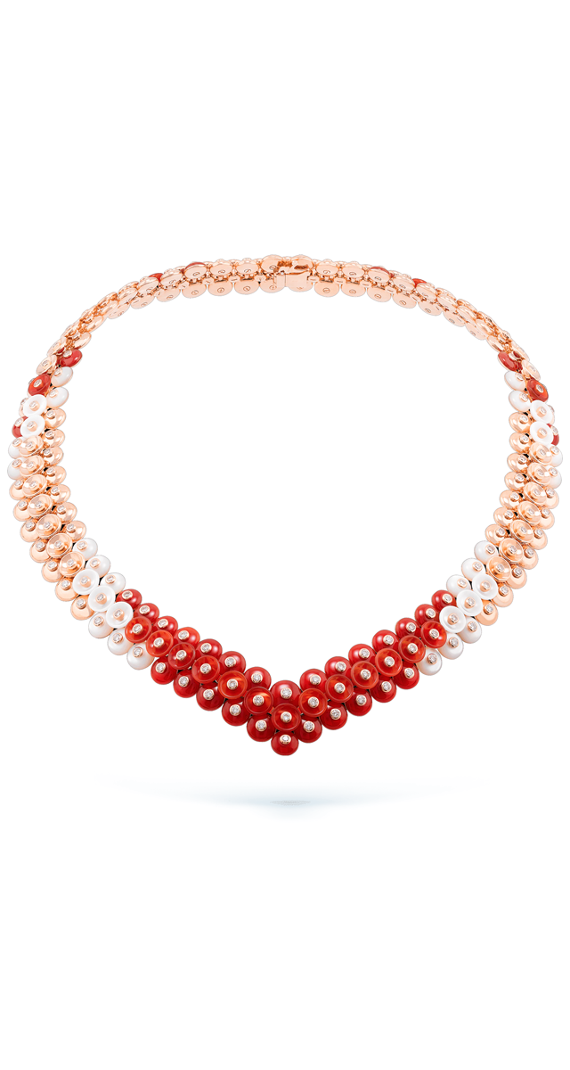 Colar Bouton d’Or em ouro rosa, cornalinas, diamantes e madre pérola, € 94000, Van Cleef & Arpels