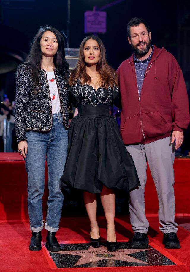 Chloé Zhao, Salma Hayek Pinault e Adam Sandler na cerimónia de Salma Hayek no Hollywood Walk of Fame, 2021