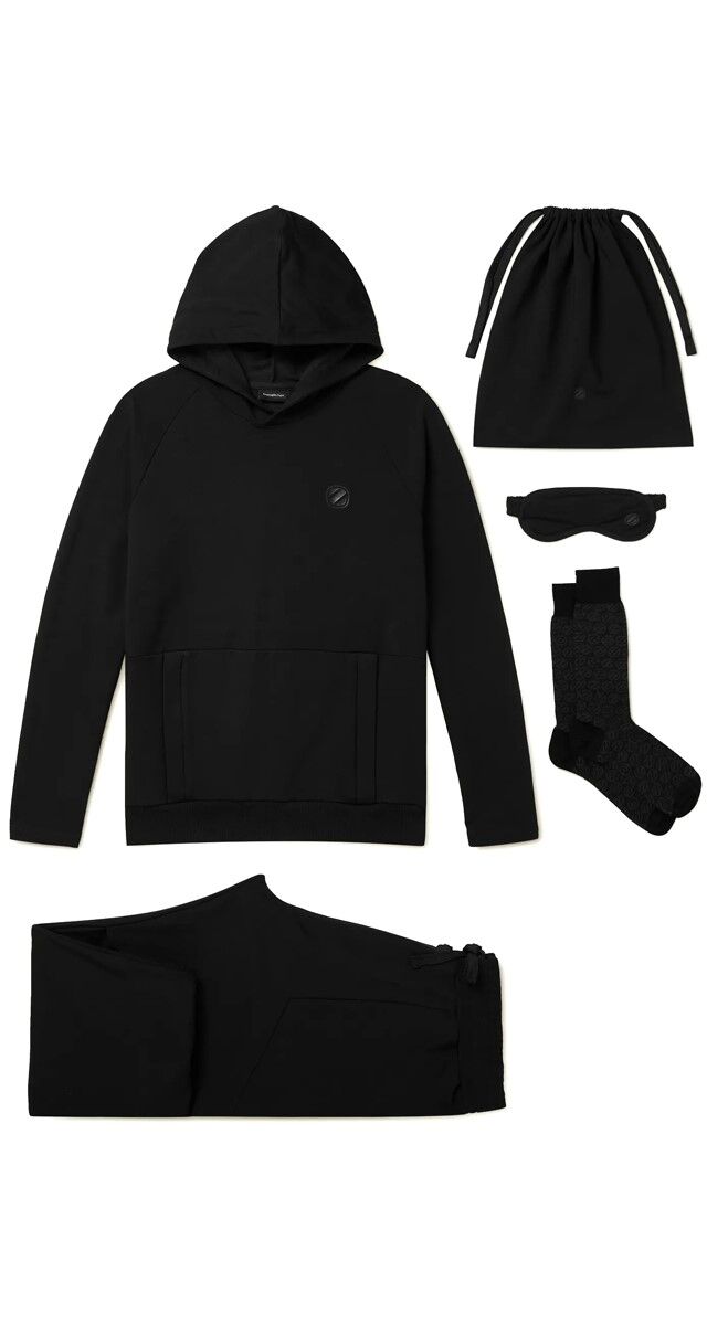 Conjunto de viajem com fato de treino, viseira e meias, €605, Ermenegildo Zegna