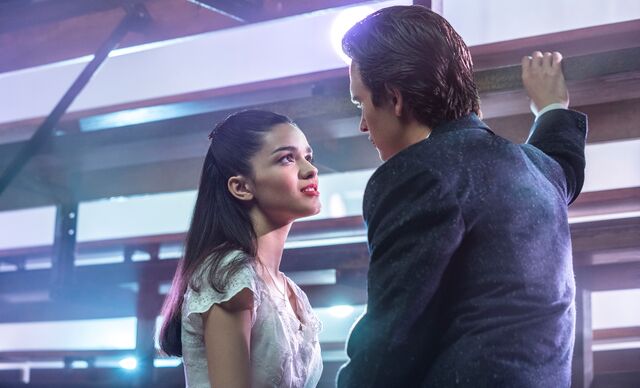 Rachel Zegler (María) e Ensel Elgort (Tony) em West Side Story (2021)