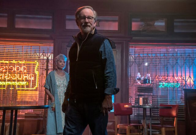 Steven Spielberg e Rita Moreno no set de West Side Story (2021)