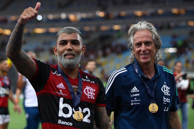 Gabriel Barbosa e Jorge Jesus celebram depois do Flamengo derrotar o Independiente del Valle no Rio de Janeiro, 2020