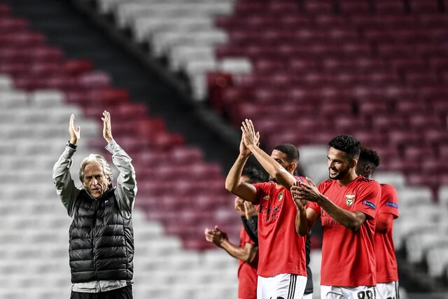 Jorge Jesus celebra com os jogadores o jogo entre o Benfica e o Standard Liege (Liga da Europa da UEFA, grupo D) no estádio da Luz, 2020