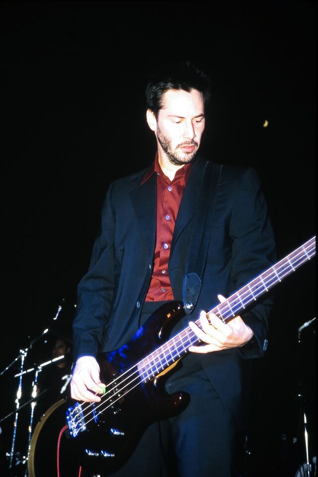 Em 2000 num concerto da sua banda Dogstar na Irving Plaza em Nova Iorque