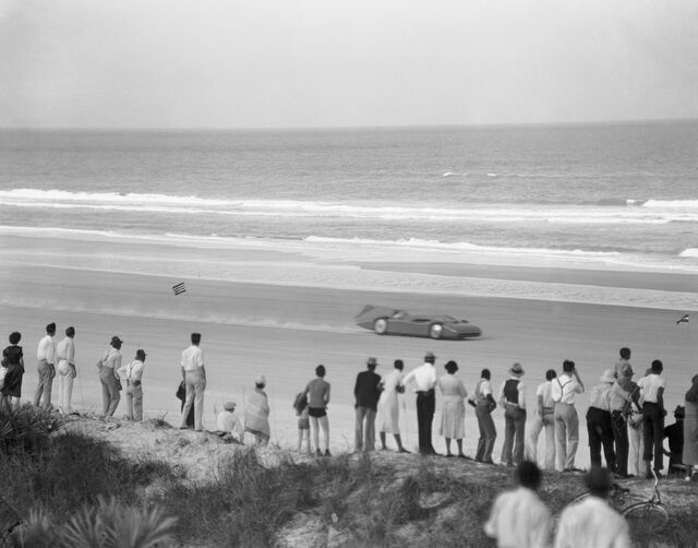 Sir Malcolm Campbell com o seu carro Bluebird em Daytona Beach, 1935