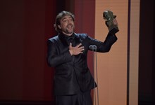 Javier Bardem emociona-se durante a cerimónia de entrega dos prémios Goya