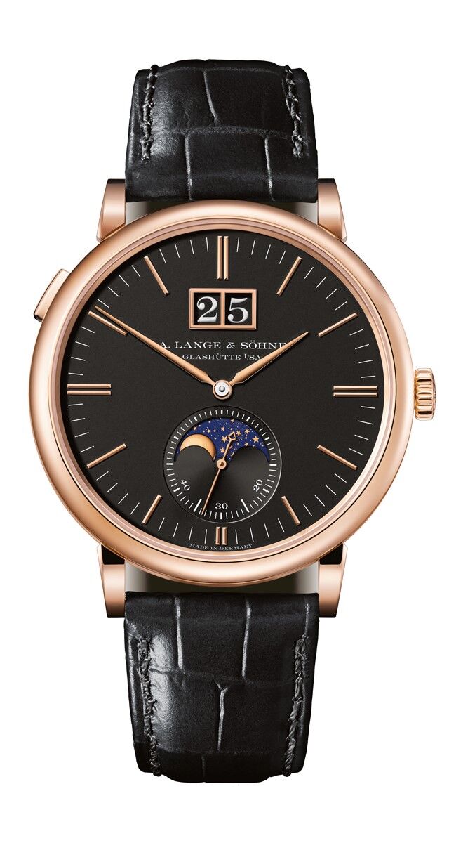 Relógio Saxonia Moon Phase em ouro rosa e prata com bracelete em pele de jacaré, €32,600, A.Lange & Söhne