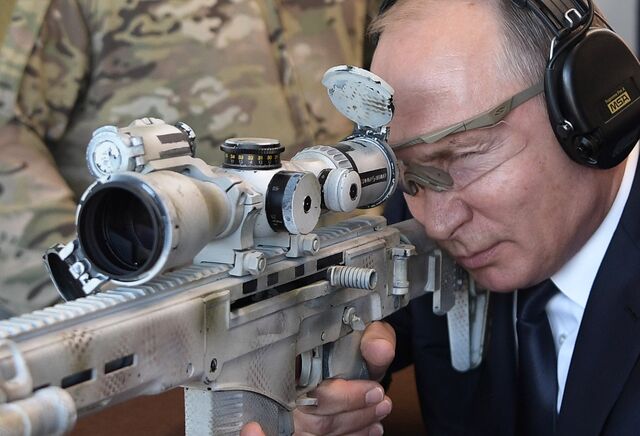 Vladimir Putin dispara uma sniper Chukavin (SVC-380) durante visita a parque militar nos arredores de Moscovo, 2018
