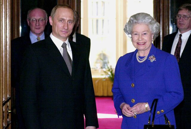 Rainha Isabel II com Vladmir Putin no Castelo de Windsor em Inglaterra, 2000
