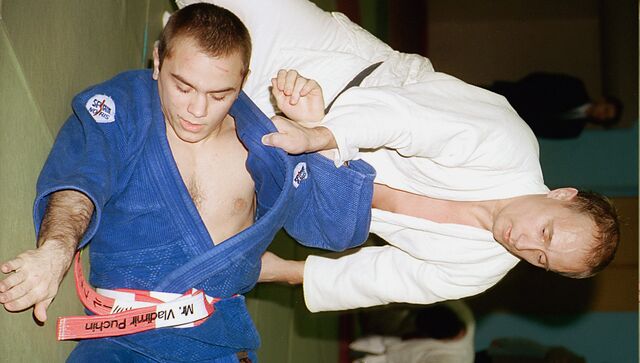 Vladimir Putin sempre foi fã de desporto. Pratica artes marciais, como Judo, desde a infância. Fotografia de 1999 
