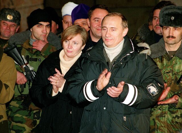 Vladimir Putin e a sua ex-mulher Ludmila aplaudem durante um concerto após uma cerimónia de entrega de prémios em Gudermes, na Rússia, janeiro de 2000