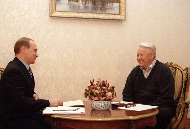 Ex-president Boris Yeltsin recebe Vladimir Putin, na altura primeiro ministro da Rússia, 1999