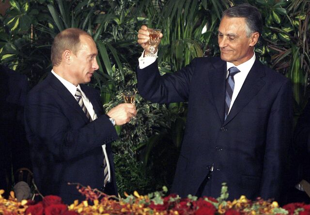 Vladimir Putin e o ex-Presidente da República portuguesa Aníbal Cavaco Silva fazem um brinde num jantar de gala no Palácio da Ajuda, em Lisboa, outubro de 2007