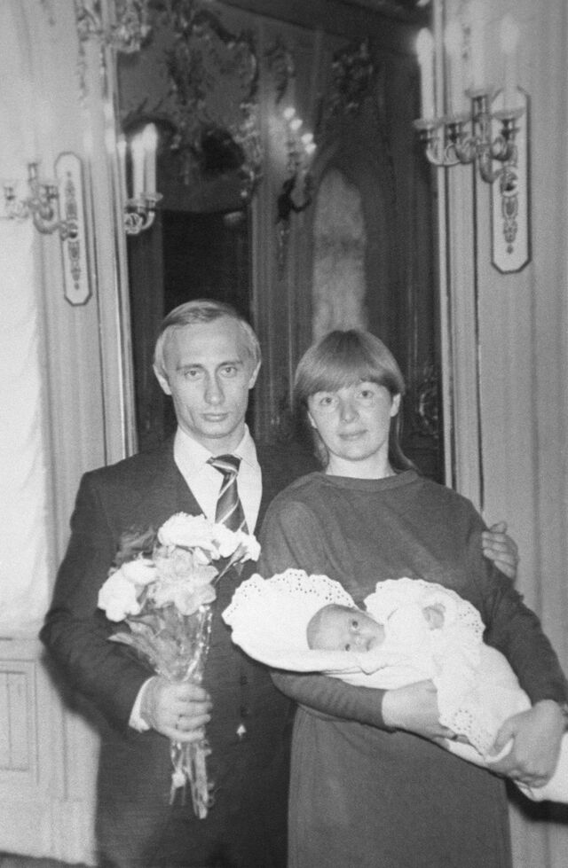 Vladimir Putin com a mulher, Lyudmila Shkrebneva, e a filha mais velha, Mariya Putina, 1985
