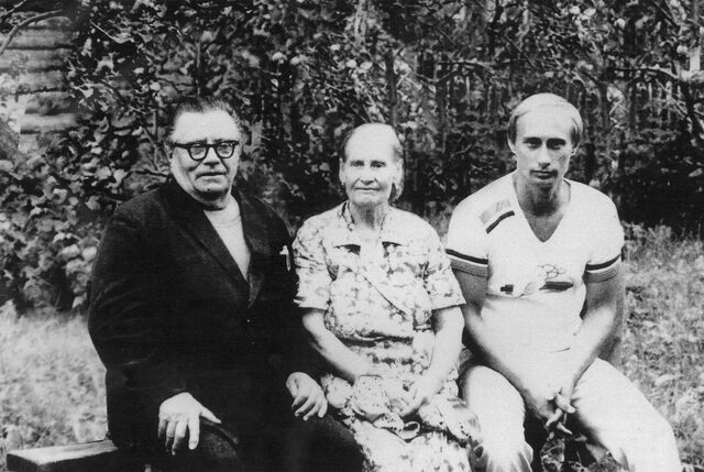 Vladimir Putin com os pais, Vladimir Spiridonovich Putin e Maria Ivanovna Shelomova, 1985