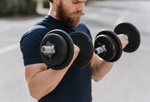 Exercício de três segundos é o segredo para ganhar força nos bíceps, diz a ciência