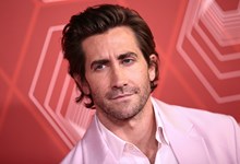 7 imagens que provam que Jake Gyllenhaal sabe usar a cor!  