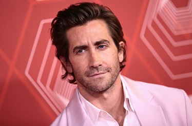 7 imagens que provam que Jake Gyllenhaal sabe usar a cor!  