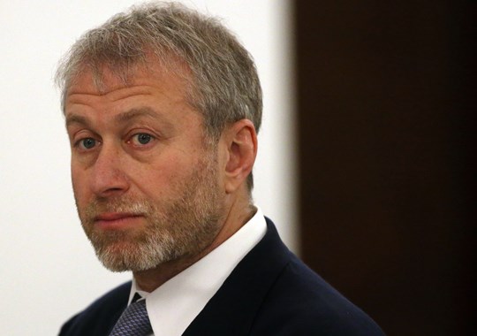 Quem quer comprar o Chelsea? Como a invasão russa da Ucrânia está a agitar o futebol inglês
