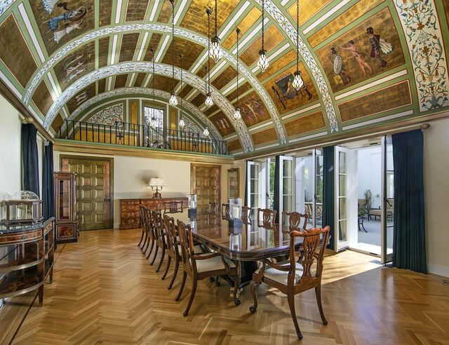 Sala de jantar com teto pintado a ouro