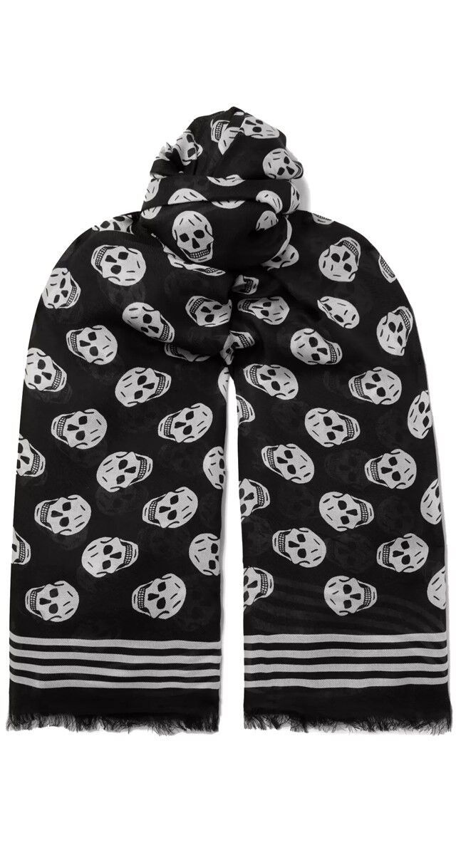 Lenço em modal estampado, €195, Alexander McQueen