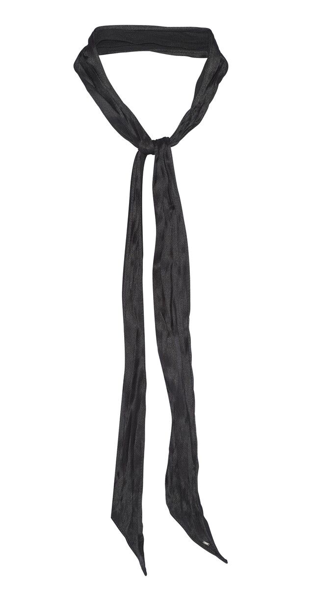 Lenço Lavalièrre em cetim de seda, €125, Saint Laurent