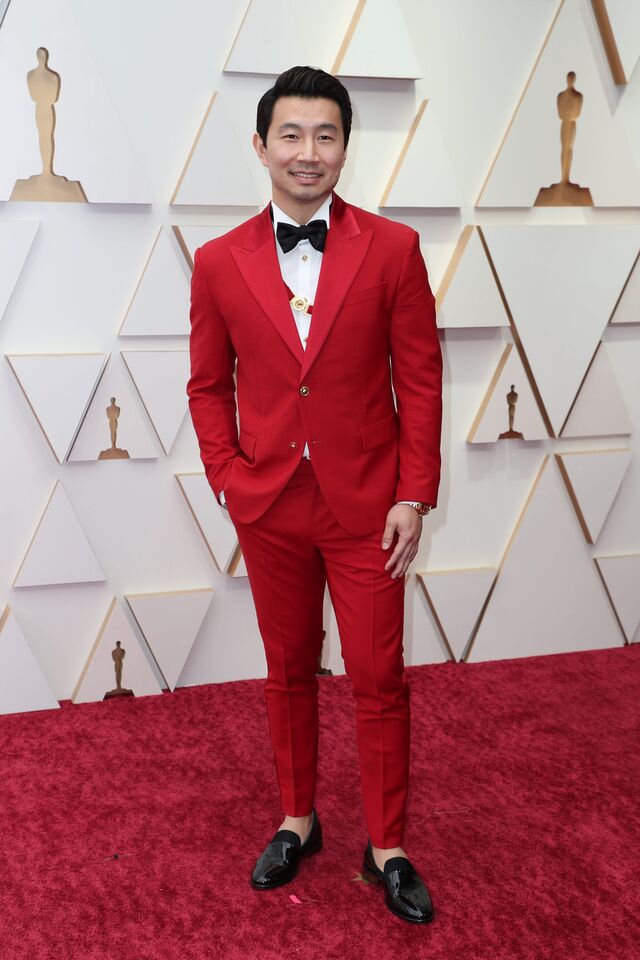 Simu Liu com look total Versace