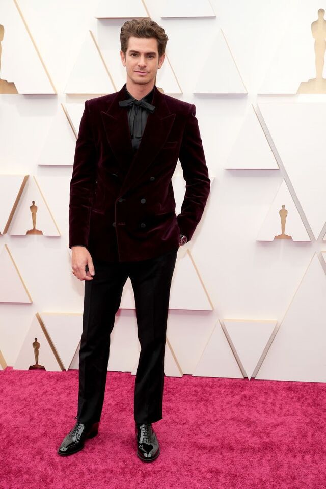 Andrew Garfield com look Saint Laurent