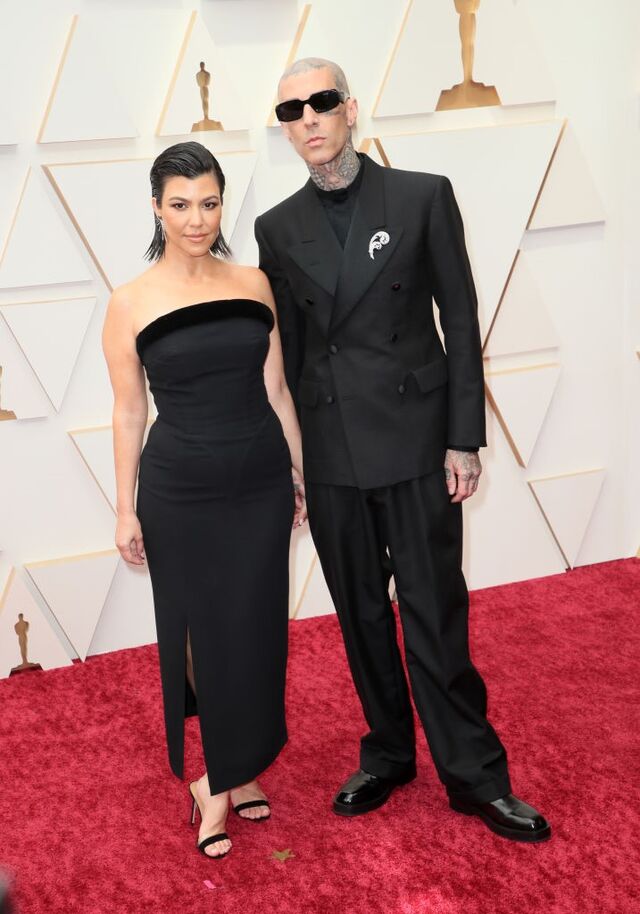 Travis Barker vestido pela Maison Margiela com Kourtney Kardashian