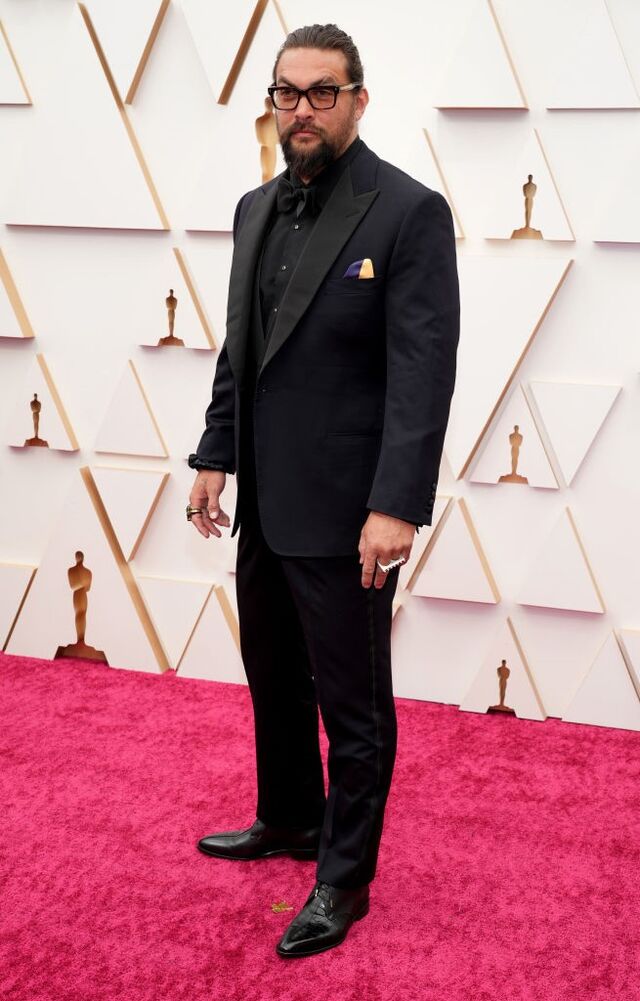 Jason Mamoa, foi um dos atores que decidiu fazer upcycling de um smoking que já tinha da alfaiataria Henry Poole & Co de Saville Row, onde pediu para fazer pequenos ajustes para o vestir de novo na cerimonia.