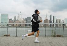 Quer evitar dores nas costas durante a corrida? Faça isto