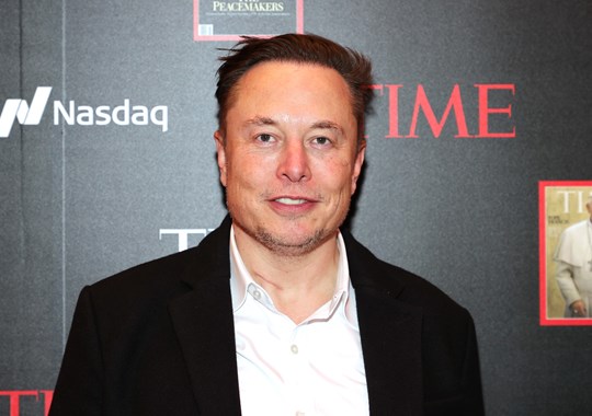 Elon Musk celebra compra do Twitter enquanto Tesla perde milhões