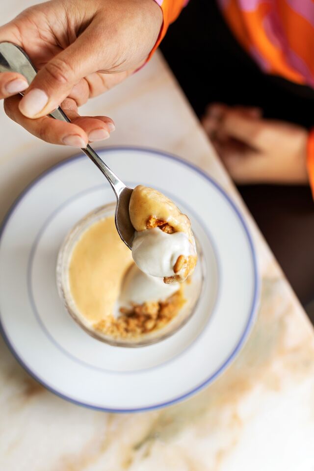 Espuma de pudim flan, servida com gelado de pinhão e bolacha salgada