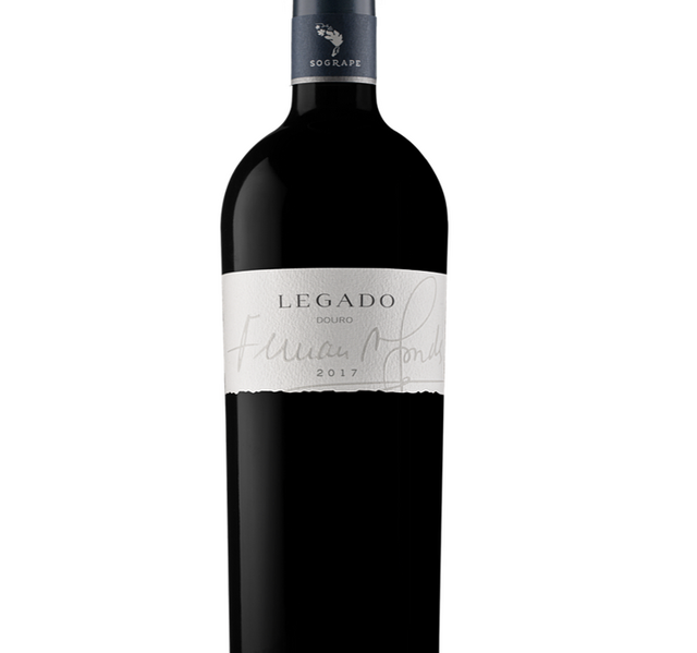 Produziram-se apenas 2538 garrafas deste Legado 2017. Um vinho muito raro, com notas de frutos pretos bem maduros, algumas especiarias e excelente volume de boca. Apesar de vir de um ano quente tem uma acidez refrescante e terá uma longevidade impressionante
